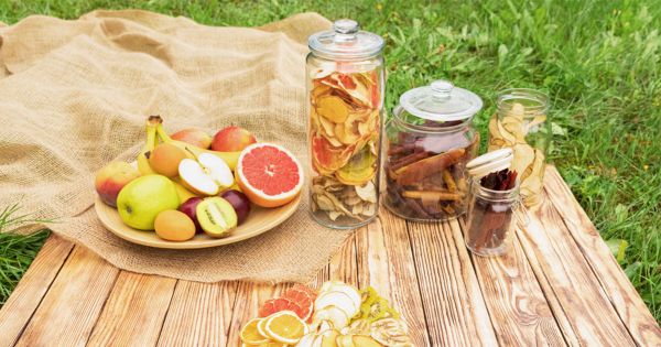 Làm đẹp cuối năm - Chị em rủ nhau uống trà trái cây sấy detox