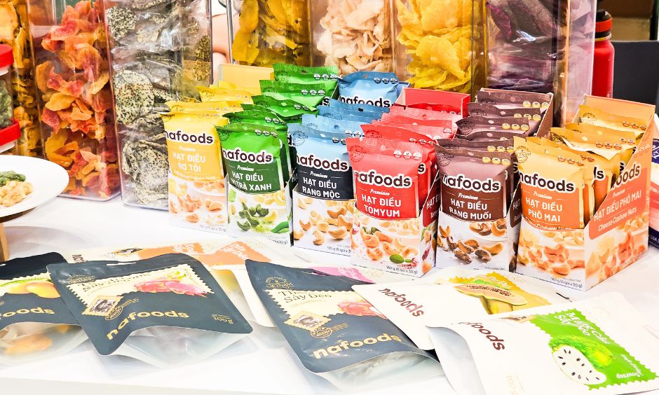 sản phẩm trái cây sấy dẻo và hạt điều áo vị nafoods
