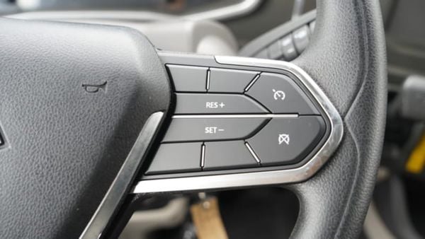 Chi tiết nội thất và tính năng xe đầu kéo Howo Max 6x4 nóc thấp