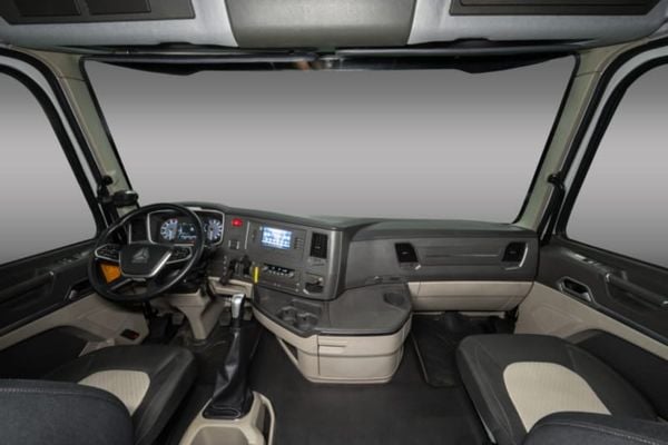 Chi tiết nội thất và tính năng xe đầu kéo Howo Max 6x4 nóc thấp
