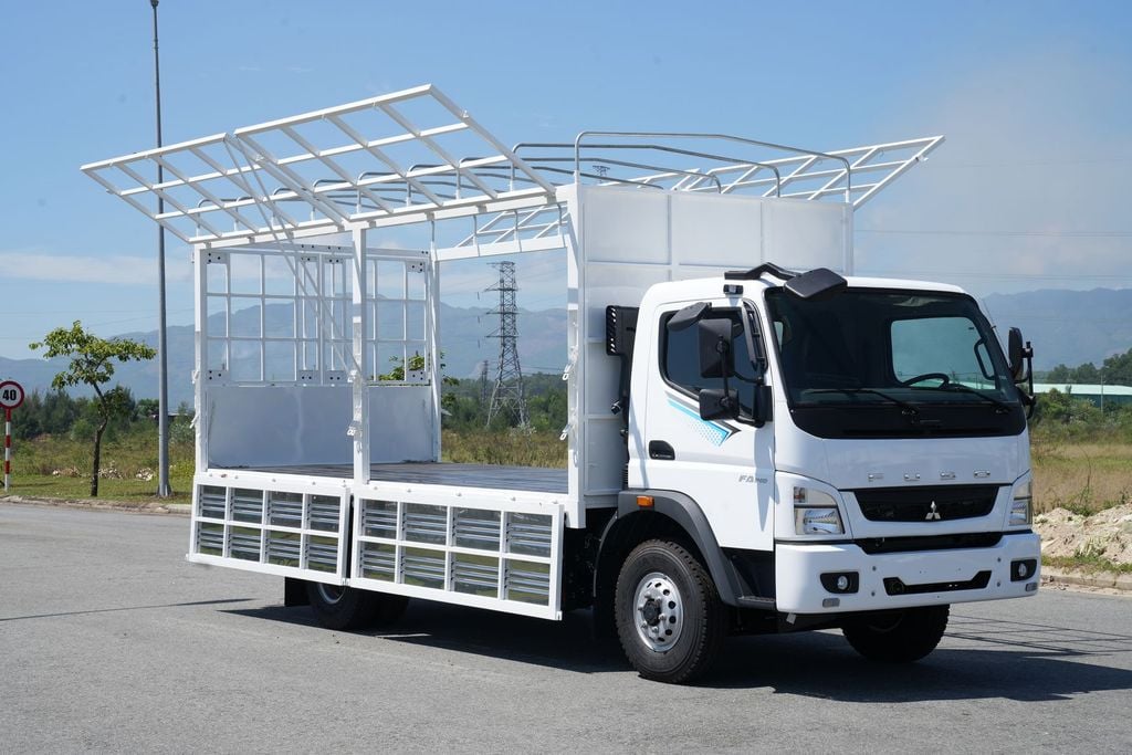 Giá xe tải 6 tấn Mitsubishi Fuso FA140 thùng bạt