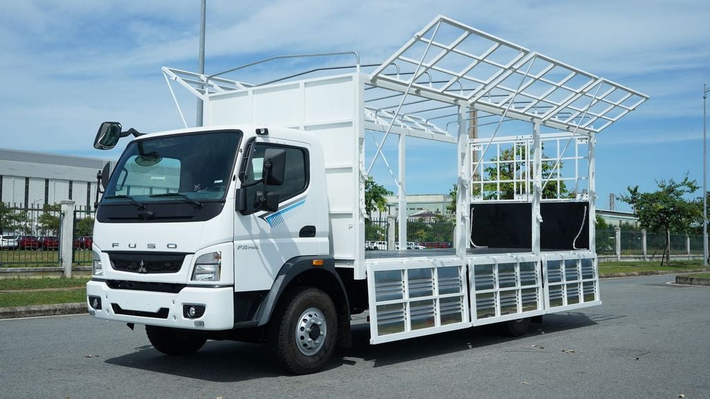 Giá xe tải 6 tấn Mitsubishi Fuso FA140L thùng mui bạt