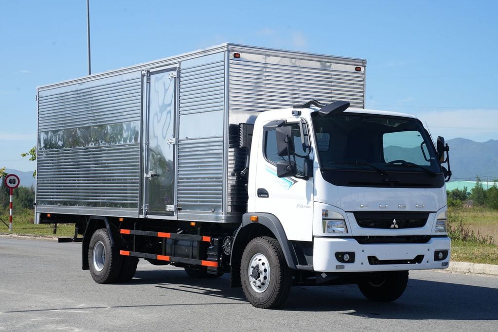 Giá xe tải 6 tấn Mitsubishi Fuso FA140L thùng kín