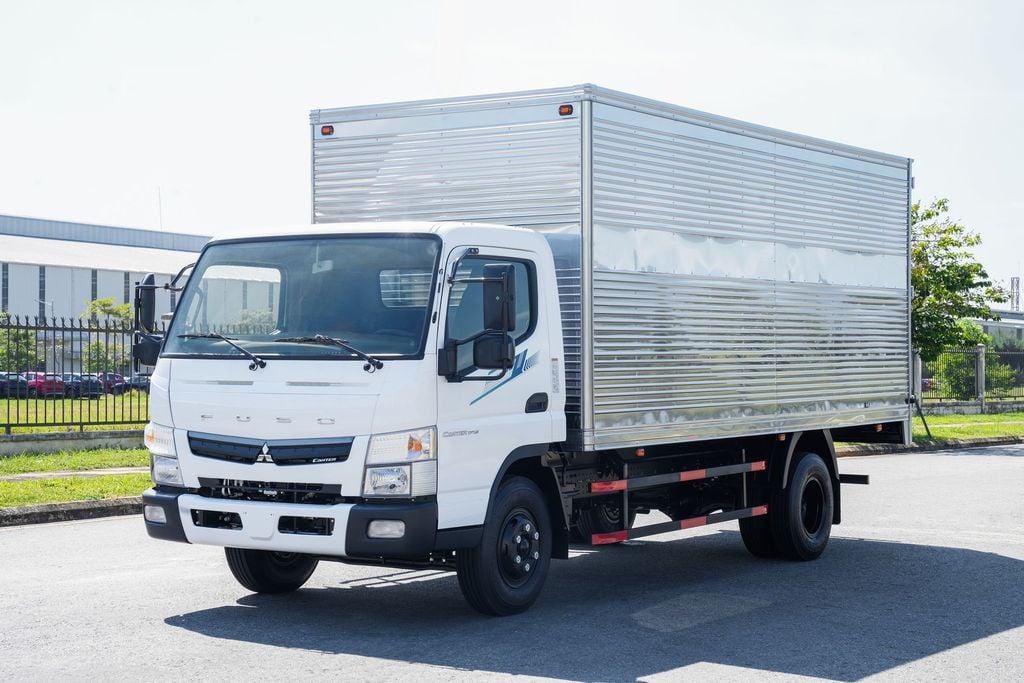 Giá xe tải 3.5 tấn Mitsubishi Fuso Canter TF7.5 thùng kín
