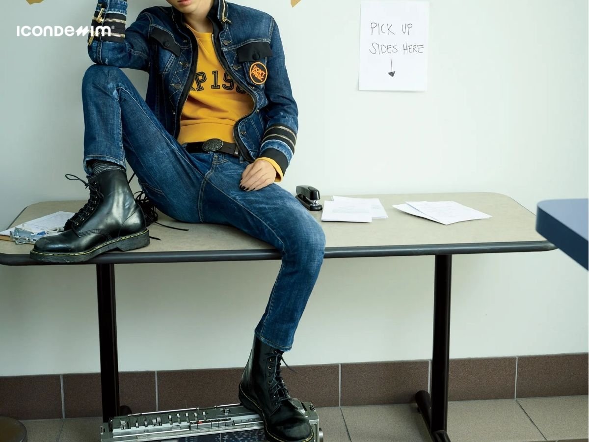 Quần jeans xanh phá cách với giày Combat boots