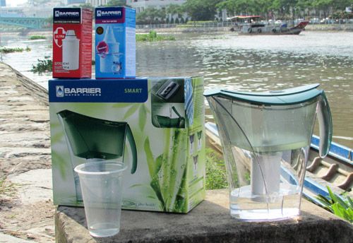 Nước sông Sài Gòn trong vắt sau khi lọc qua bình Barrier