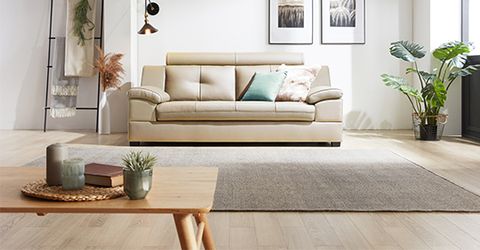 Thiết kế phòng khách đẹp với ghế sofa góc và bàn trà gỗ
