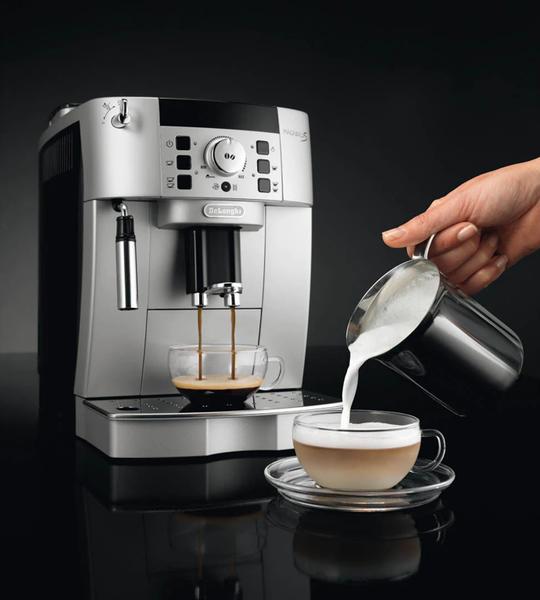 Lấy muỗng đo lường cà phê trên đầu máy, đong vừa đủ 1 muổng đo lường cà phê, sau đó cho cà phê vào ngăn chứa bột cà phê.