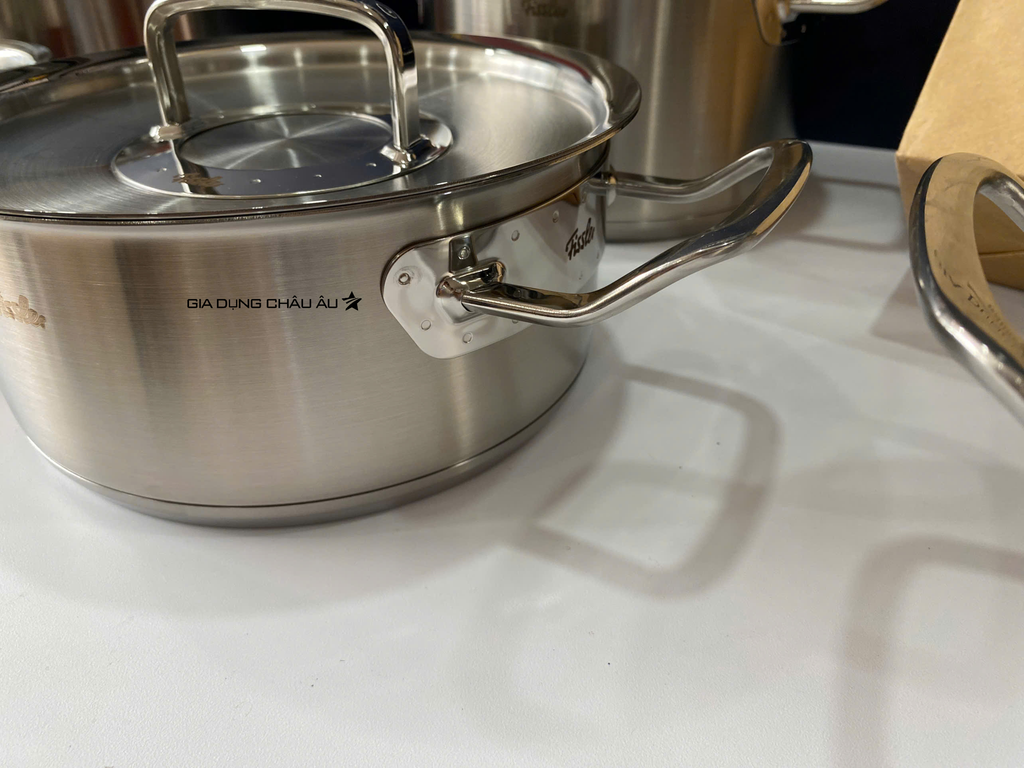 Tay cầm không nóng, chịu nhiệt của bộ nồi inox bếp từ Fissler Original Pro