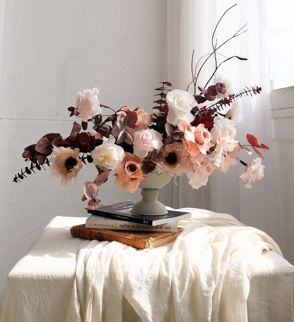 Hoa khô để bàn phòng khách: Đây là loại hoa đang rất thịnh hành trên thị trường hiện nay. Hoa khô không chỉ đẹp mà còn tiện lợi vì chúng có thể sử dụng trong một khoảng thời gian dài. Với những kiểu dáng khác nhau, bạn có thể tùy ý sắp xếp để trang trí phòng khách một cách độc đáo và sang trọng.