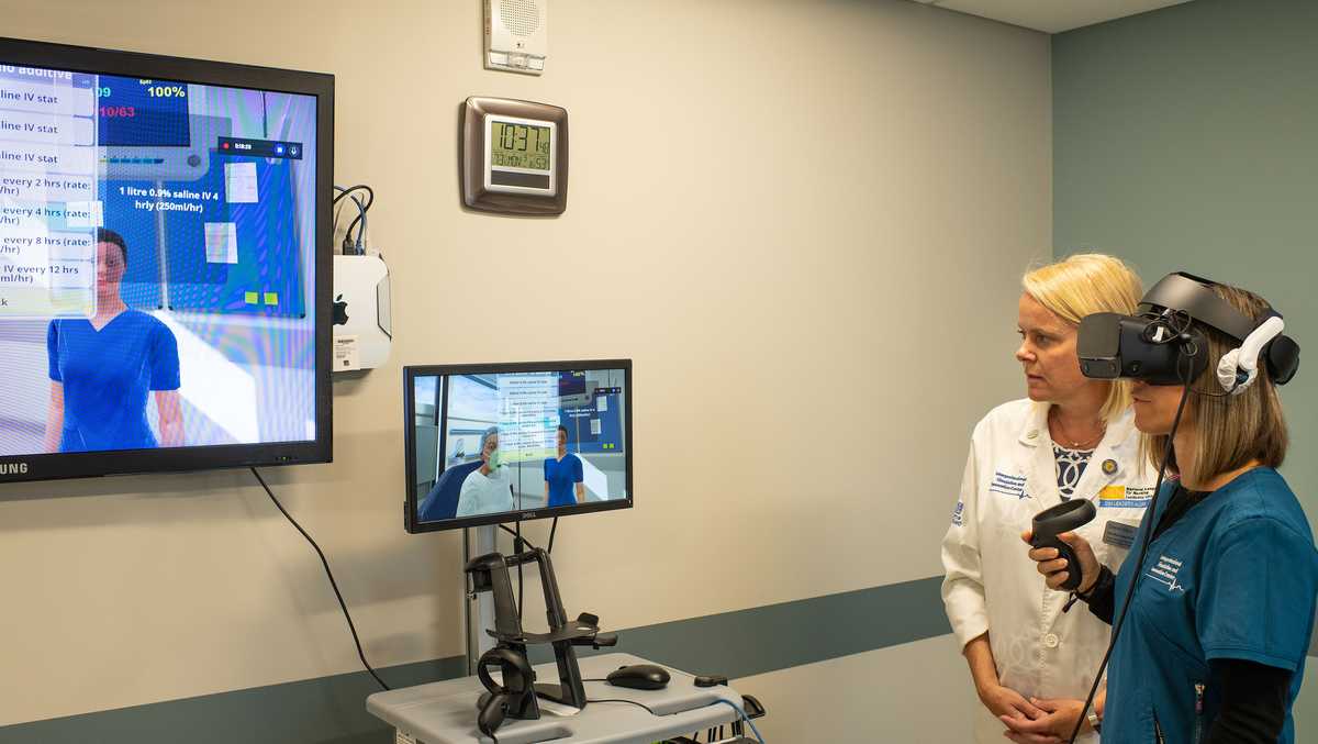 Bác sĩ và y tá dùng công nghệ thực tế ảo để thực tập chữa COVID 19