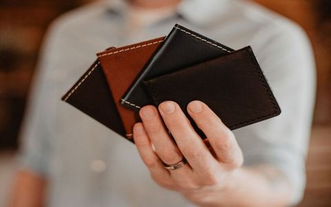 4 Cách Cầm Ví Cầm Tay Nam Lịch Lãm Nhất Mà Quý Ông Nên Biết