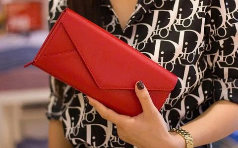 Nữ Mệnh Hỏa Dùng Ví Màu Gì? 7 Màu May Mắn Hút Tài Lộc 2025