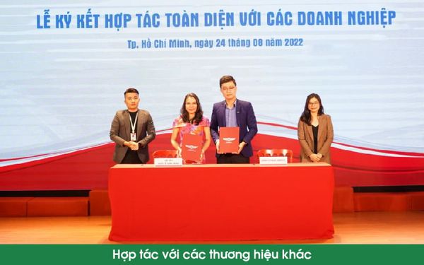 hợp tác với các thương hiệu trong ngành