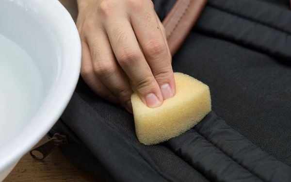 cach-ve-sinh-balo-polyester-va-nylon
