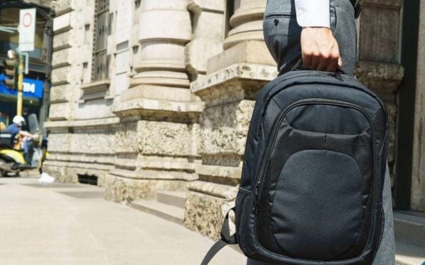 Cầm nắm và di chuyển balo thô bạo