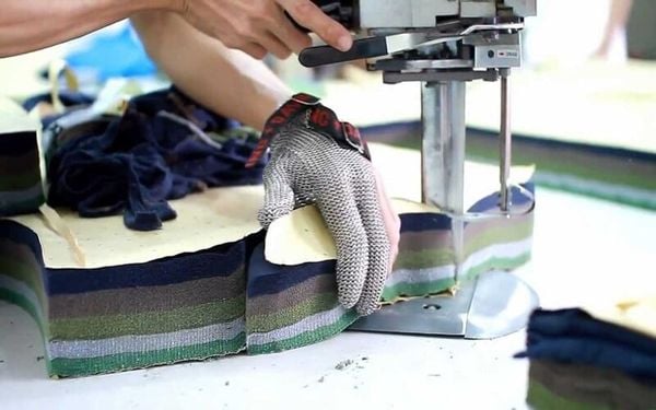 Cắt Vải Theo Mẫu