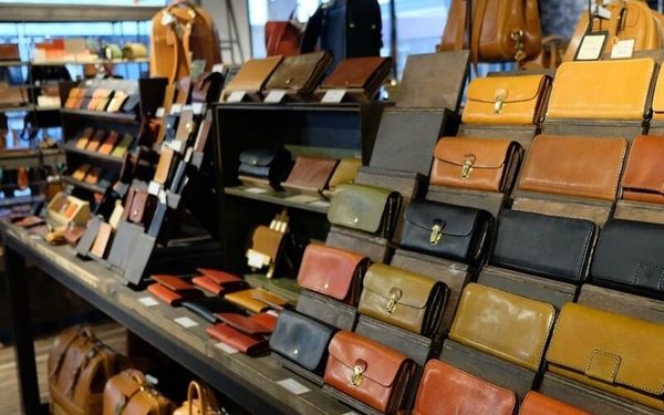 chọn kệ trưng bày ví theo diện tích shop