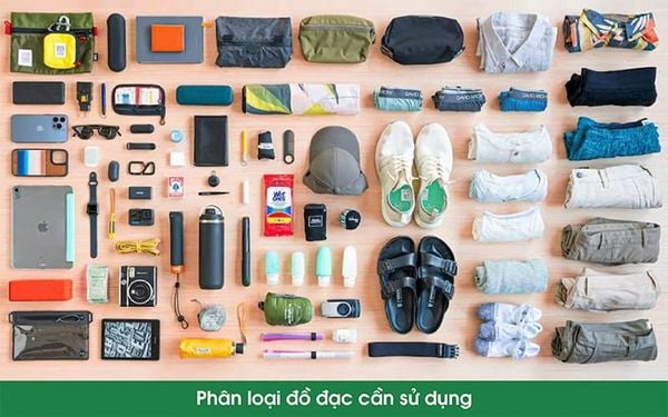Cho đồ đạc vào balo