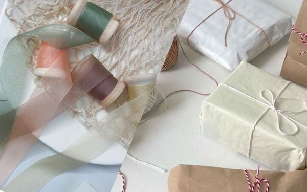 Trang trí balo mini với ruy băng và dây thừng