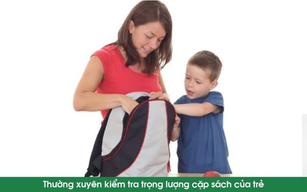 Kiểm tra trọng lượng cặp học sinh