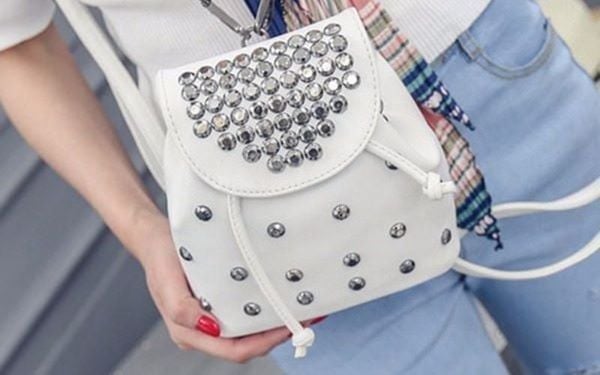 Kết hợp phụ kiện kim loại cho balo mini phong cách Hàn