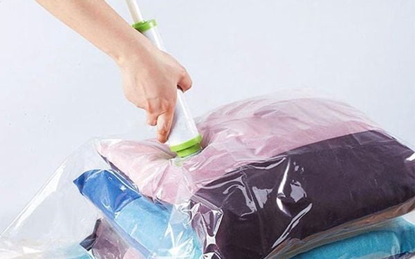 nén quần áo hút chân không vào balo