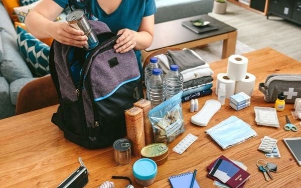Nhét quá nhiều đồ vào balo