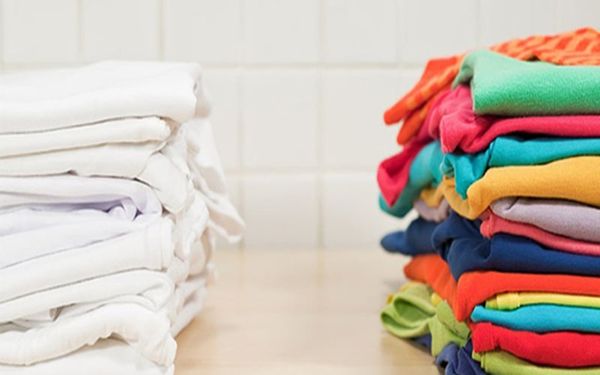phân loại đồ theo chất liệu trước khi cho vào balo