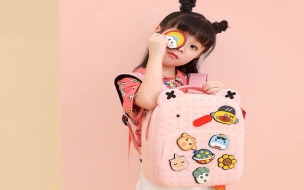 phong cách dán sticker vào balo