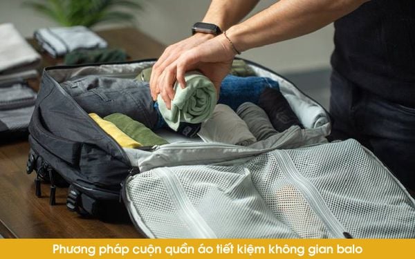 phương pháp cuộn quần áo cho balo du lịch