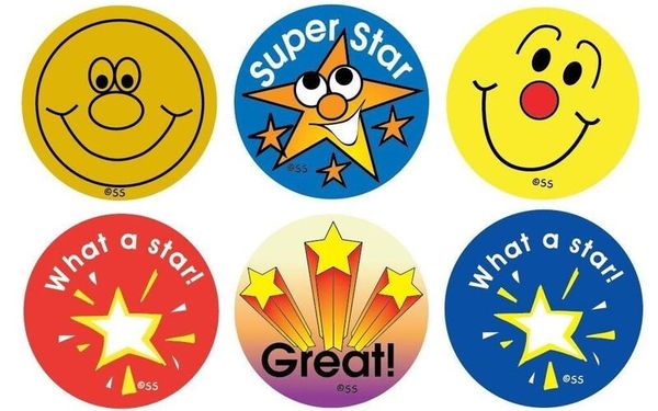 so-sanh-gia-mua-sticker-dan-vao-balo