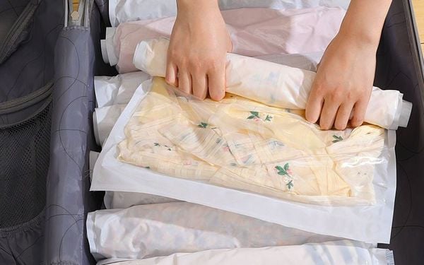 nén quần áo bằng tay vào balo