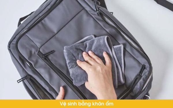 vệ sinh balo cao cấp bằng khăn ấm