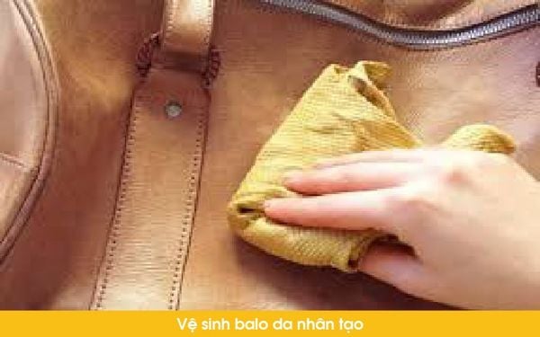 vệ sinh balo da nhân tạo