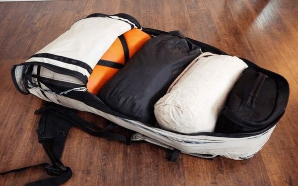 xếp đồ xen kẽ trước khi cho vào balo