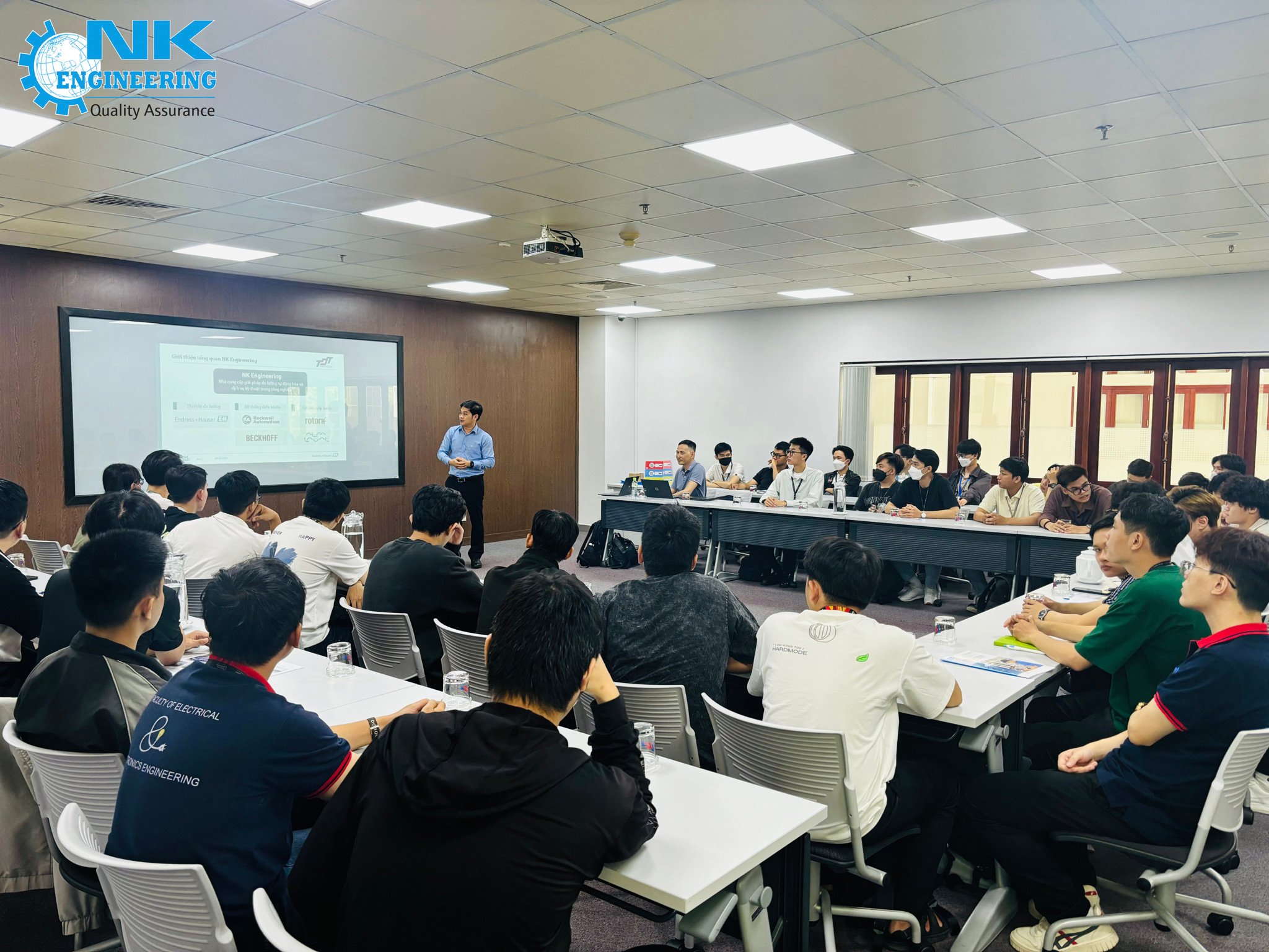 NK Engineering giảng dạy cho sinh viên khoa Điện - Điện tử của trường Đại học Tôn Đức Thắng.