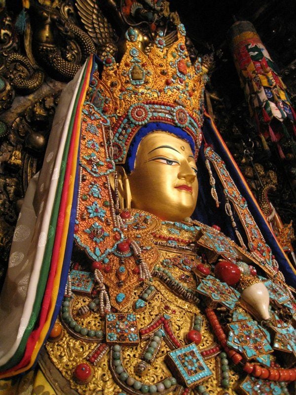 Đá Dzi mang giá trị tâm linh rất lớn nên thường được trang trí trên các tôn tượng Phật Giáo tại Tây Tạng