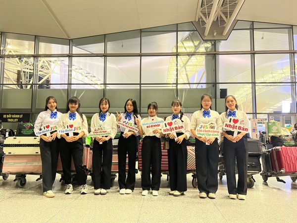 2024年10月24日　出国おめでとうございます！弊社8名の実習生【惣菜製造業8女】が日本へ出国しました。