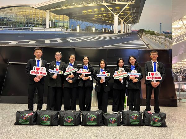 2025年3月6日　出国おめでとうございます！弊社10名の実習生【介護：男性2名・女性6名】【電気めっき：男性2名】が日本へ出国しました。