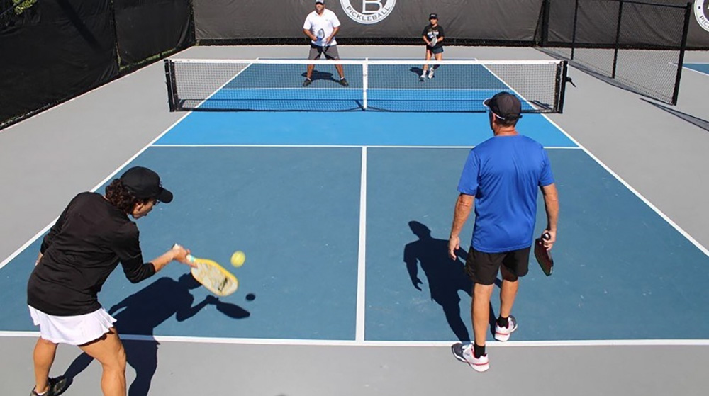 Trả giao bóng sâu để chiếm lợi thế trong chiến thuật Pickleball