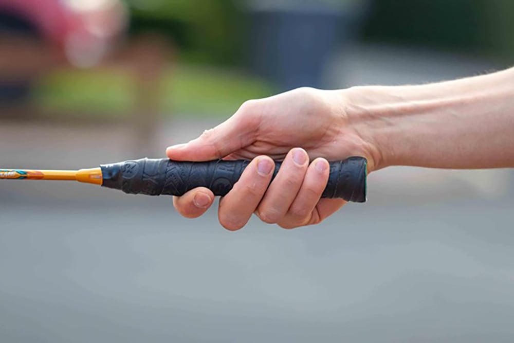Cách cầm vợt cầu lông tay thuận chuẩn kỹ thuật V-Grip