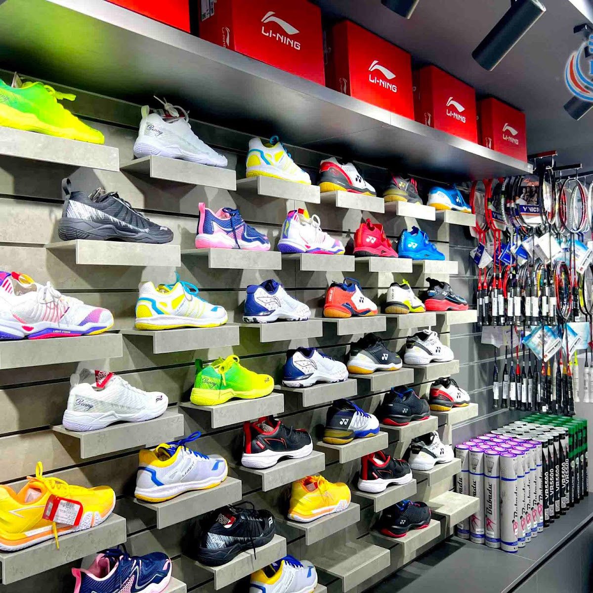 Tại sao nên mua vợt cầu lông tại Li-Ning?