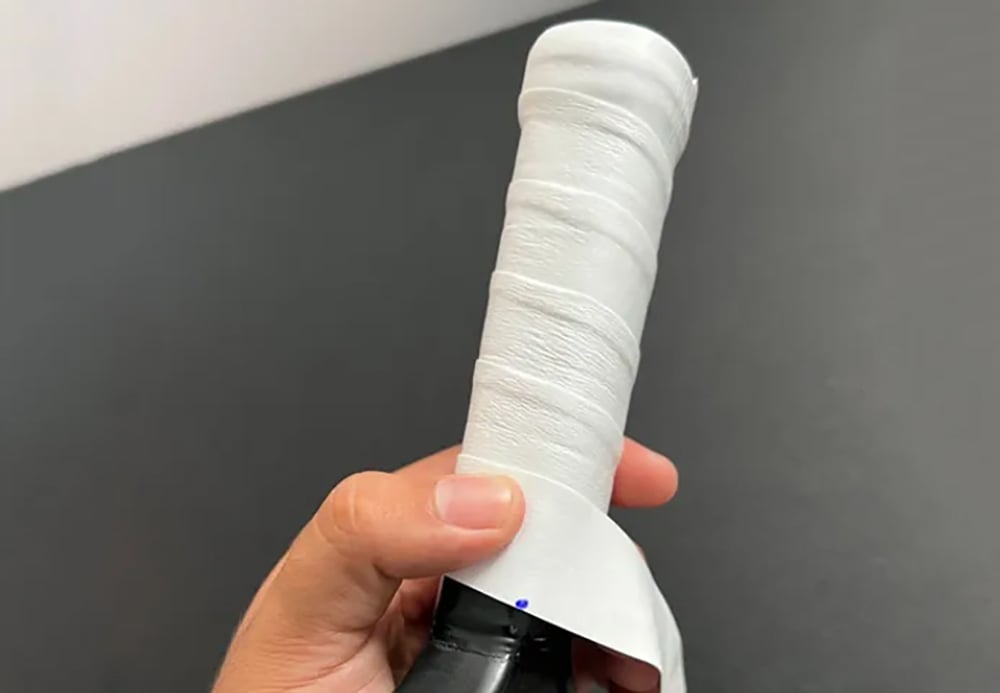 Thay quấn cán vợt định kỳ để giữ vệ sinh và độ bền