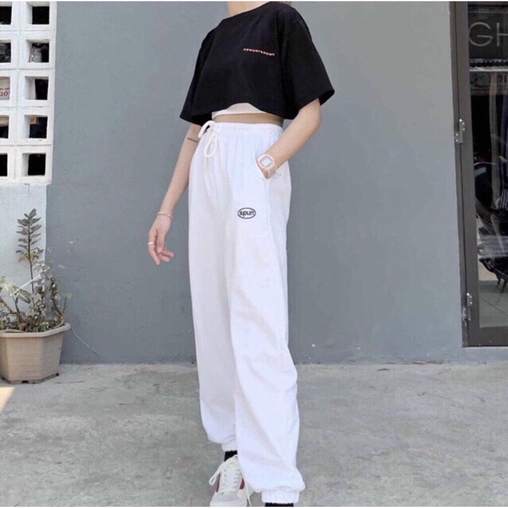 Áo thun nữ mặc cùng quần jogger