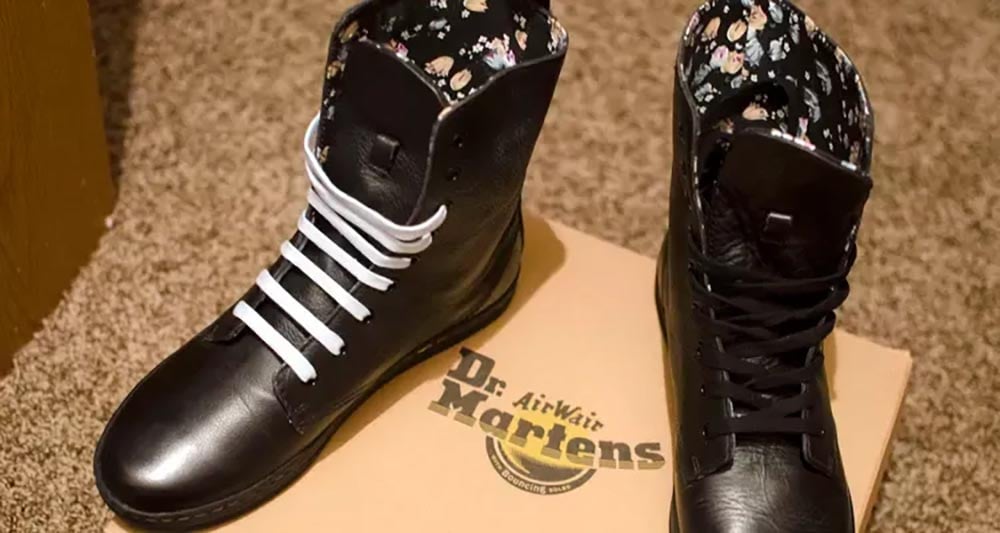 Hướng dẫn thắt dây giày Dr. Martens kiểu thẳng (Straight Bar Lacing)