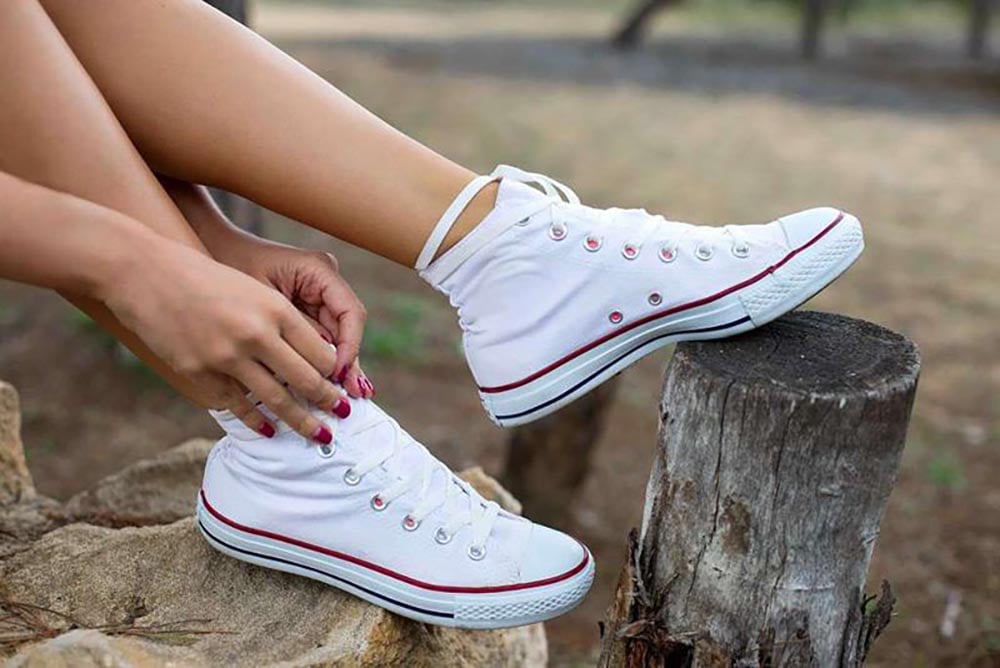 Cách thắt dây giày dài vòng sau cổ chân