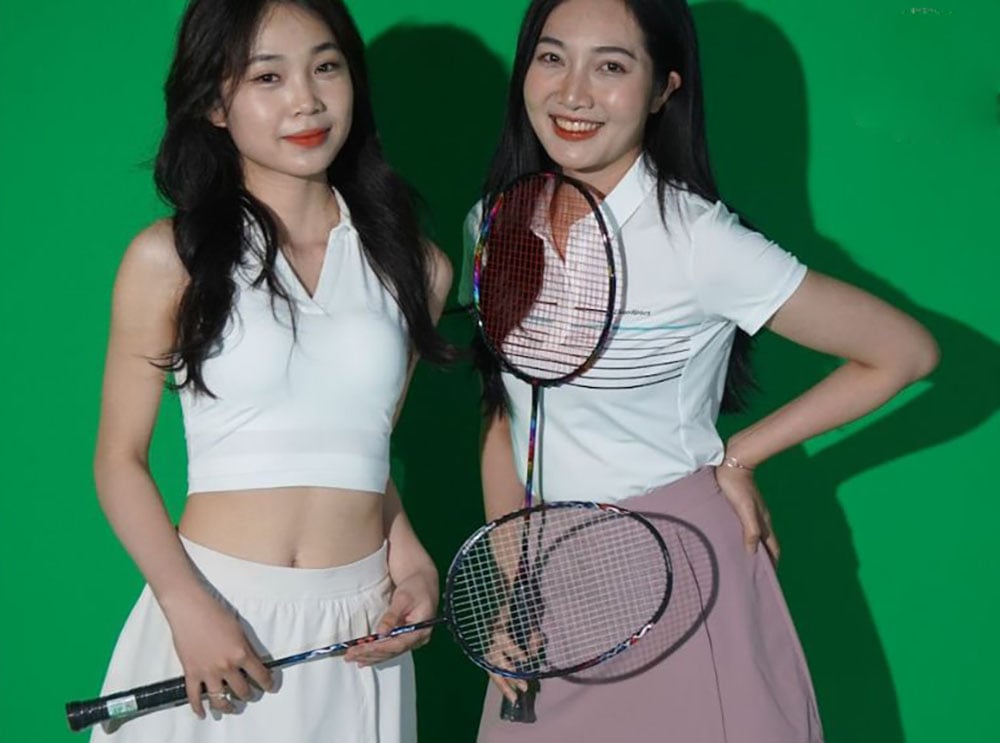 Croptop ôm + Chân váy thể thao