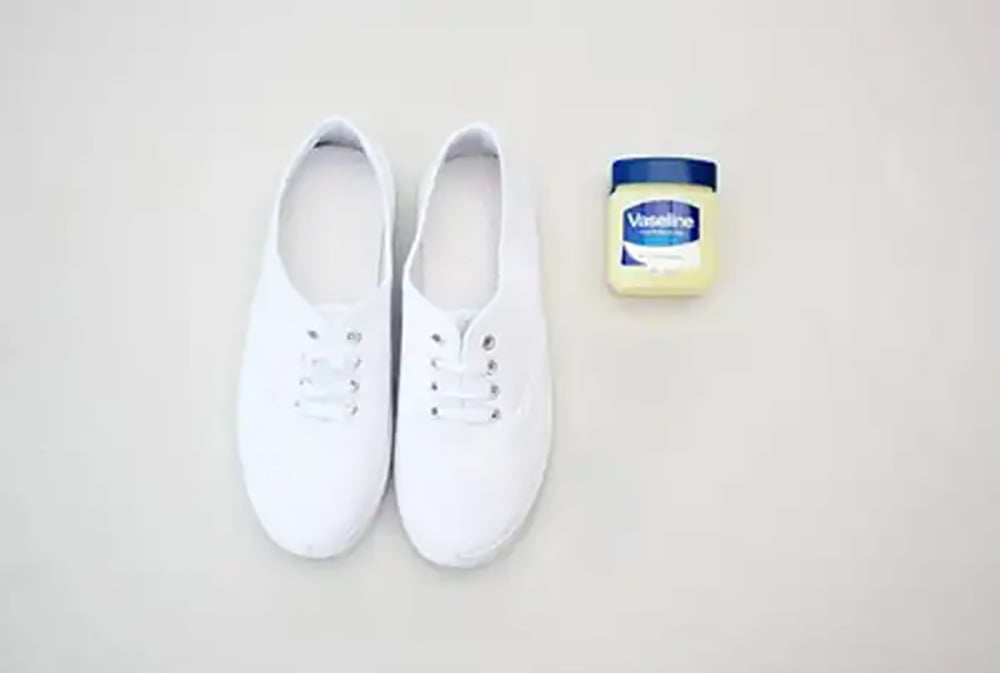 Dùng Vaseline – Mẹo tẩy vết ố đơn giản và nhanh gọn