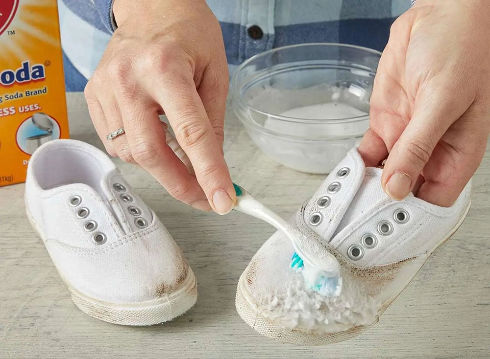 Cách làm sạch giày trắng bằng baking soda – Hiệu quả, dễ làm tại nhà